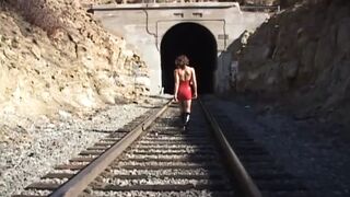 Amber Rayne sovány teste három gigászi hímvesszőt kap szopásra és valagba