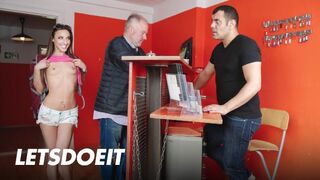 Vad Szexuális Kaland a Cute Traveler-rel a Horny Hostel-ben