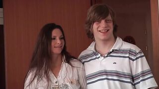 Jessica Fiorentino és Kristine Crystalis cidázzák a termetes bájdorongot szőrös punijukban édeshármasban