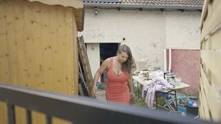 Orbitális cickós milf vörös ruhában kapja a tetkós manus óriási farkát análisan és szopásban