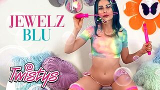 Twistys gyönyörű sztárja, Jewelz Blu vadul masztizik a kamerák előtt méretes mellekkel és vibrátorral