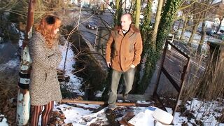 Tetkós milf élvezi a szabadban a mókát