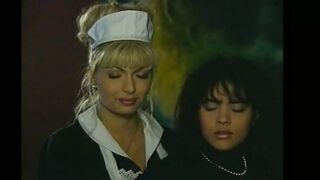 Retro pornó orbitális fasszal és szopással a 7 Vizi Capitali 4. epizódjában Michelle Bauer Lea Martini és Gessica Massaro szereplésével