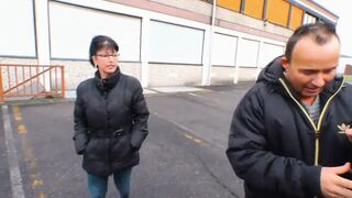 Milf kolosszális mellekkel cidázza a termetes rúdat az autóban ujjazás közben